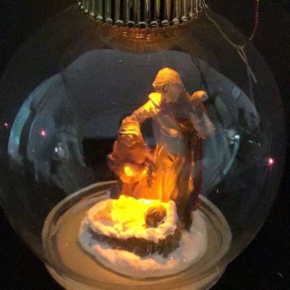 Ornament Manger changing color plugs into tree Christmas lights  - Picture 3 of 5